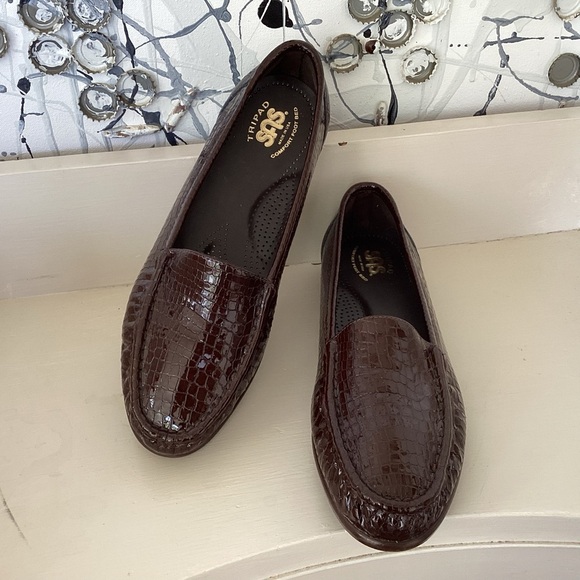 SAS Brown Croc Embossed Patent Leather Simplify Tripad Slip On Loafer EUC 9.5 W - Picture 1 of 10